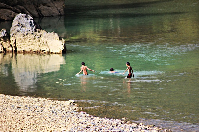 Les enfants se jouent à côté de la cascade